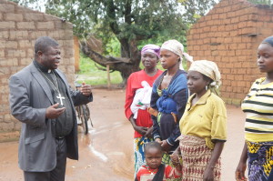 Rev. Goliké, President of the Evangelical Lutheran Church of CAR, discussing with a group of women affected by the crisis in Bohong.  In Bohong and five surrounding villages, attacks have led to the destruction of private properties from 16 to 21 August 2013. The LWF emergency team and UNICEF Rapid Response Mechanism team carried out an assessment in the affected areas and estimated the number of houses burnt down at 1800 and population affected at 16.747. Bohong is 85 km distance from Bouar where the head office of the ELF member church, the Evangelical Lutheran Church of CAR (ELCCAR), is located.